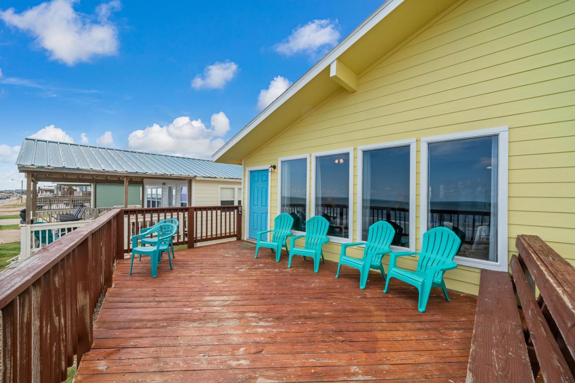Oceanfront 2br W Sunsets Views Comfy And Pet And Family Friendly